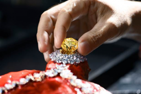 THE WORLD'S LARGEST ROUND YELLOW DIAMOND, NOW ON A NECKLACE!