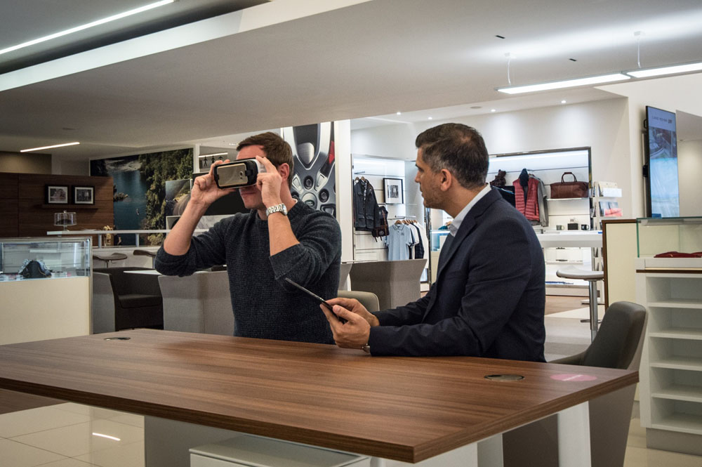 Jaguar-Land-Rover-customers-immerse-themselves-in-virtual-reality-2.jpg