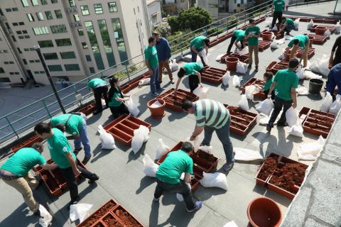 STARBUCKS GREENS SAGESSE HIGH SCHOOL ROOFTOP, AS PART OF ITS GLOBAL MONTH OF SERVICE 
