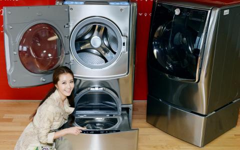 WITH TWIN WASHTM, LG TURNS HEADS  WITH BOLD NEW WASHER DESIGN