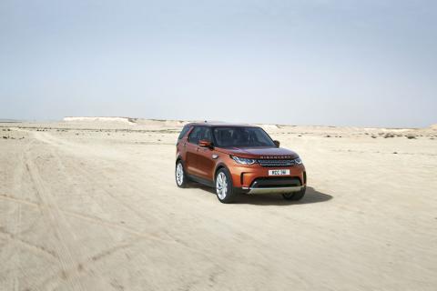 FOLLOW THE LAND ROVER BRICK ROAD: ALL-NEW DISCOVERY MAKES DEBUT ON GIANT LEGO TOWER BRIDGE